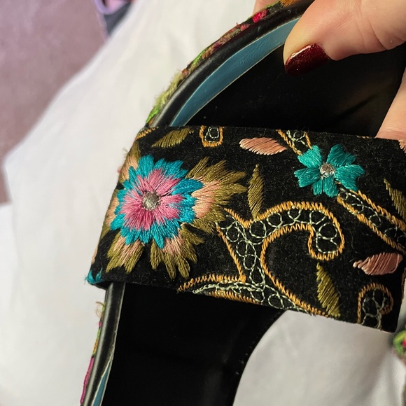 Embroidered wedge heels open toe shoes - Picture 8 of 8